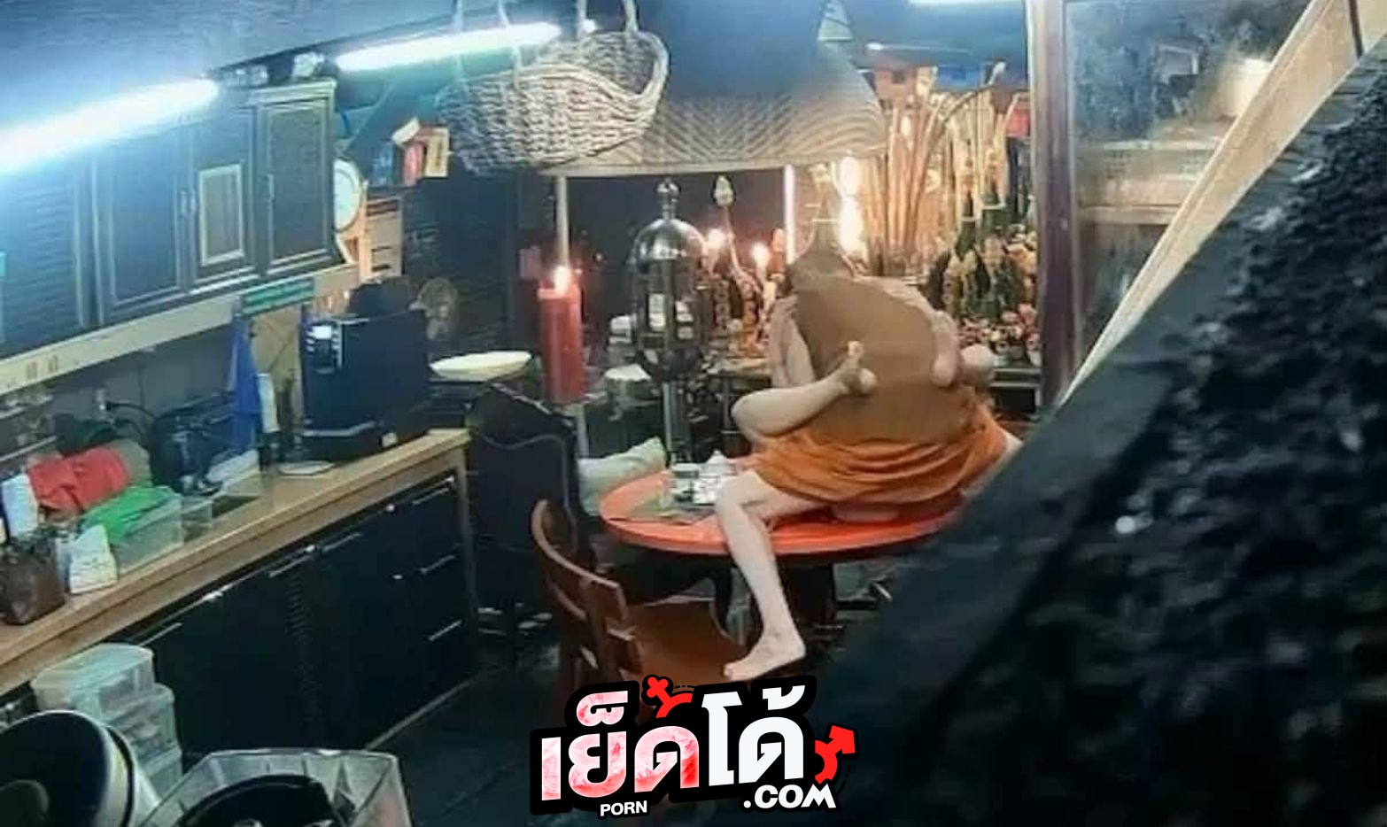 คลิปหลุดมาใหม่ เจ้าอาวาสมั่วสีกาเสพเมถุนในกุฏิ พระจับสีกายกขาพาดไหล่เย็ดหีคาโต๊ะ ยืนเย็ดหีในห้องครัววัดอย่างเด็ด